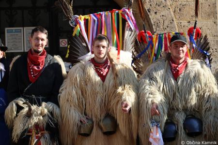Kamnik so obiskali koranti iz Zamušanov pri Ptuju in v mestno jedro privabili nepregledno množico, željno ogleda tradicionalne pustne šege (92)